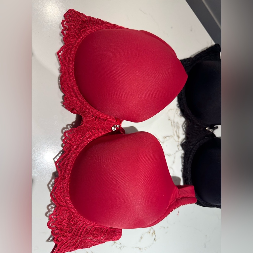 Lace Bra. Set of 2. Red and Black with comfortable padded shoulder straps. 36C. - Picture 4 of 6
